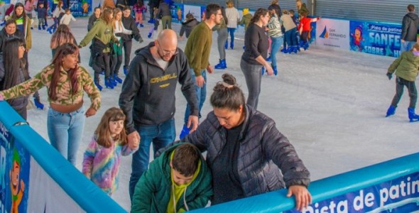 Miles de familias disfrutan la Pista de Patinaje sobre Hielo en San Fernando 
