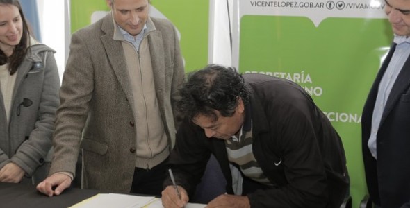 Entrega de escrituras de viviendas a vecinos del Barrio Habana