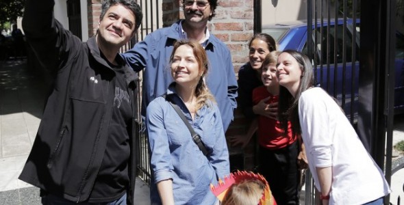 Soledad Martinez, Jorge Macri y Leonardo Sarquís agradecieron a los vecinos con un nuevo timbreo