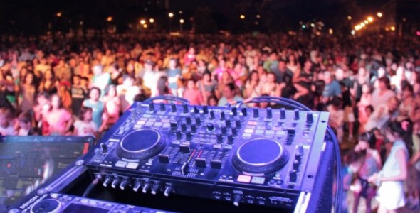 Vicente López despide el 2018 con los láseres y la música de Iluminate