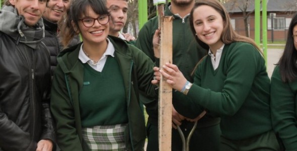 Alumnos de la Escuela San Pablo forestaron y concientizaron en el Día del Árbo