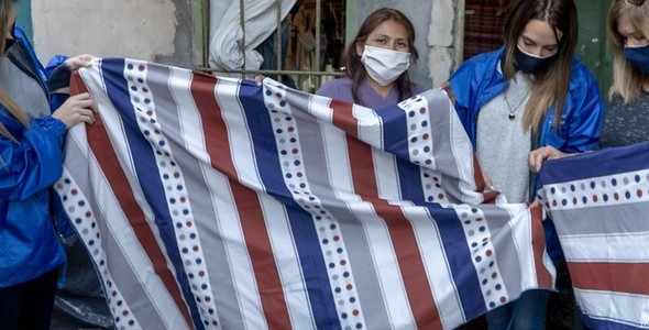 SAN ISIDRO: HACEN SÁBANAS EN LA CAVA Y LAS DONAN PARA CENTROS DE INTERNACIÓN COMUNITARIA