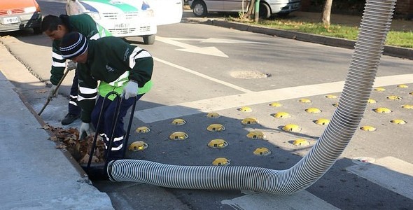 SAN ISIDRO: CAMIONES ASPIRADORES DE HOJAS AYUDAN A MANTENER LIMPIA LA VÍA PÚBLICa