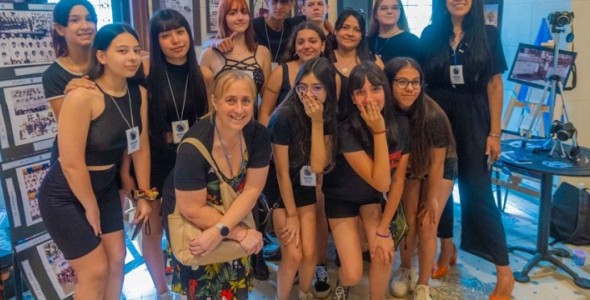 Estudiantes presentaron 40 años de Democracia en nuestro barrio