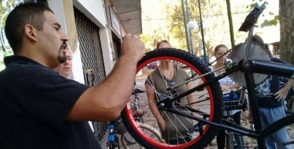 Con gran convocatoria se realizó un taller mecánico para ciclistas en Martínez