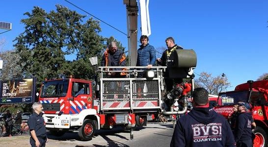 NUEVO CAMIÓN HIDROELEVADOR PARA LOS BOMBEROS VOLUNTARIOS DE SAN ISIDRO