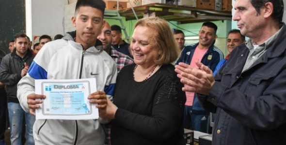 Internos jóvenes adultos de una cárcel de La Plata comenzaron un curso de Operador de PC
