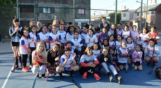SAN ISIDRO: LAS LEONAS DIERON UNA CLÍNICA DE HOCKEY EN EL BARRIO LA CAVA