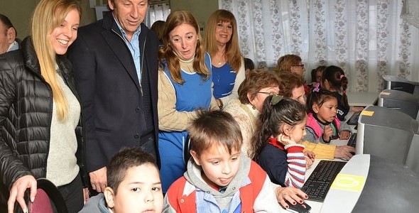 VILLA ADELINA: ENTREGARON COMPUTADORAS RECICLADAS A CENTRO DE JUBILADOS Y A JARDINES DE INFANTES
