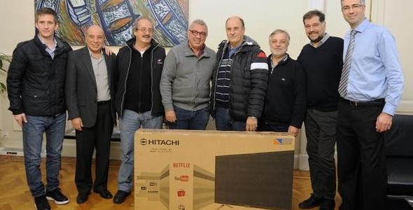 Julio Zamora entregó la TV número 100 del programa Si cumplís, ganas