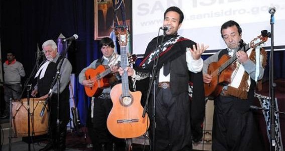 SAN ISIDRO RECIBIÓ EL DÍA  DE LA BANDERA CON MÚSICA  TRADICIONAL