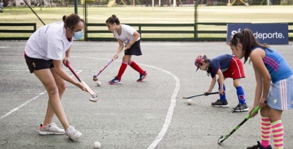 BELÉN SUCCI, LA LEONA QUE ENSEÑA HOCKEY EN LOS CAMPOS DE DEPORTES MUNICIPALES