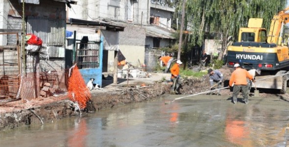 Avanzan las obras de asfalto en Barrio Independencia de San Martín
