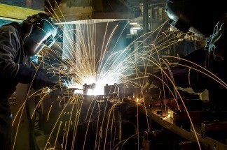 Se profundizó la baja de horas trabajadas y el número de obreros ocupados en la industria