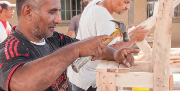 Internos bonaerenses producen y donan mil muebles a entidades de Salta 