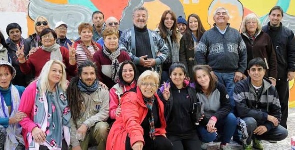 Jóvenes malvinenses comprometidos con el embellecimiento de edificios y espacios públicos
