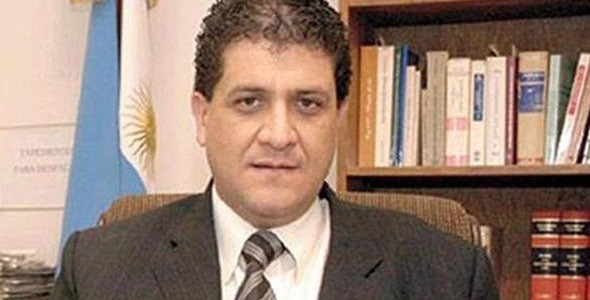 Ordenan al gobierno bonaerense suspender descuentos a estatales