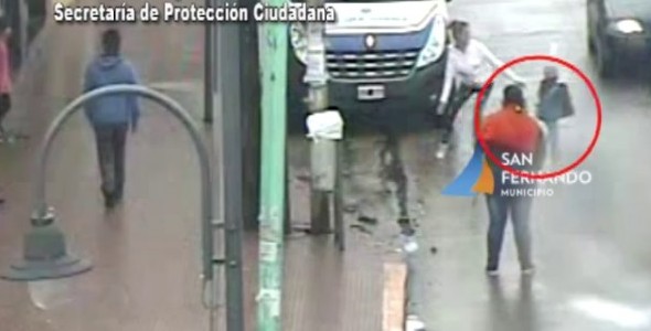 Madre salvó a hijo de ser atropellado por un automóvil 