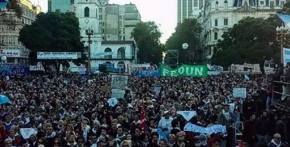 Multitudinarias manifestaciones en todo el país contra el 2x1 