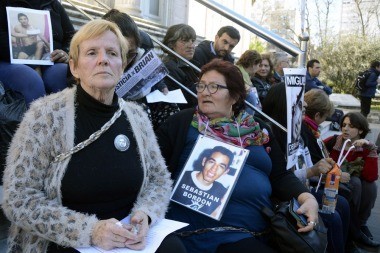 La madre de Miguel Bru se encadenó en Tribunales para pedir que aparten al fiscal 