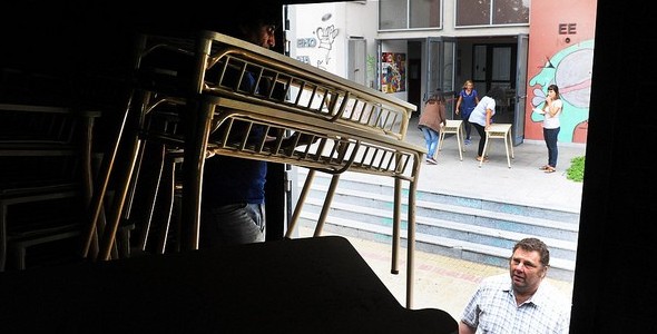 Educación entregó mobiliario para 16 escuelas bonaerenses