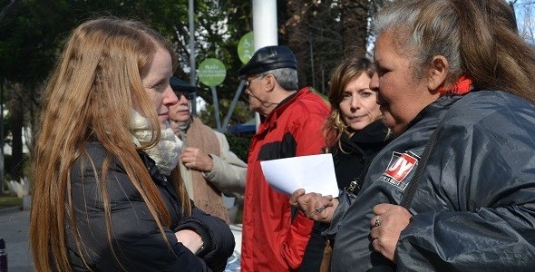 La concejala Julieta Martinez Moltó converso con vecinos en el barrio
