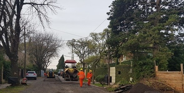 EL MUNICIPIO RENUEVA PAVIMENTOS EN LAS LOMAS DE SAN ISIDRO