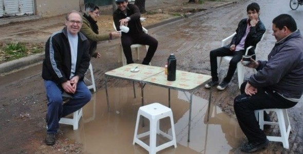 Vecinos indignados hicieron Polémica en el bache en Pilar