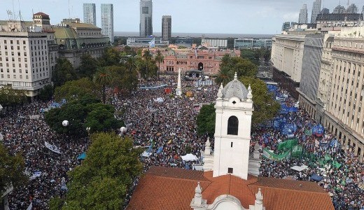 Amplia convocatoria en Plaza de Mayo a 40 años del último golpe militar