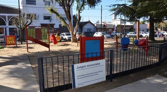 VILLA ADELINA: EN PLAZA BELGRANO SUMAN JUEGOS SENSORIALES Y AMPLÍAN EL ANFITEATRO