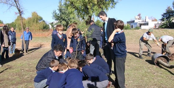 POSSE Y ALUMNOS DEL SAN JUAN PLANTARON ÁRBOLES EN EL PARQUE PÚBLICO DEL PUERTO DE SAN ISIDRO