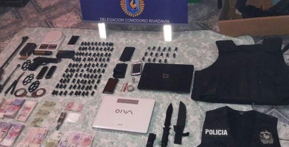 POLICIAS DE SANTA CRUZ DETENIDOS POR NARCOMENUDEO