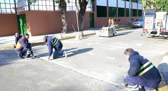 SE RENUEVAN SENDAS PEATONALES EN ESCUELAS