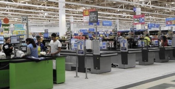 Escaso público en hipermercados en la jornada de boicot de compras