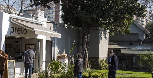 SAN ISIDRO IMPLEMENTA EL TAKE AWAY PLUS: BANCOS AL AIRE LIBRE EN BARES, RESTAURANTES Y CAFETERÍAS