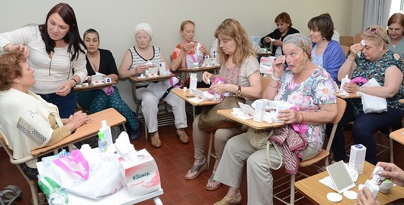 TALLER DE BELLEZA PARA MUJERES EN QUIMIOTERAPIA EN EL HOSPITAL CENTRAL DE SAN ISIDRO