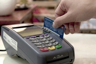 Prorrogan hasta fin de año la devolución del porcentaje del IVA por compras con débito