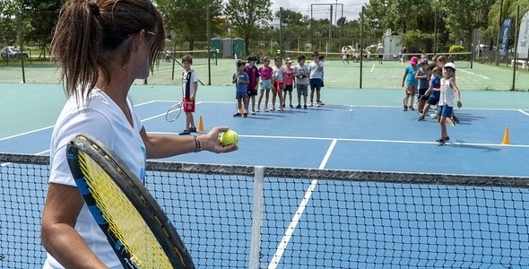 SAN ISIDRO: EN VERANO NIÑOS Y NIÑAS DAN SUS PRIMEROS PASOS EN TENIS