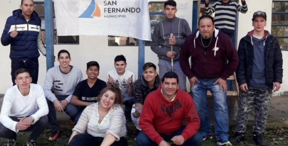 Chicos del Centro Convivencial Terapéutico San Fernando ayudan a refaccionar EPB 12 de islas