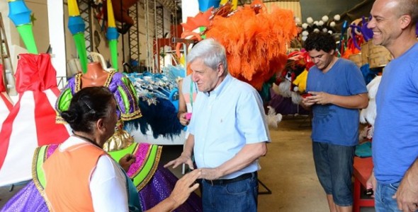 Andreotti visitó el taller de la Escuela de Samba Unión Sanfernandina