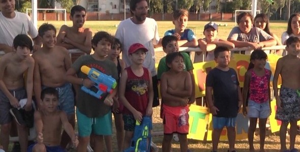 Cientos de alumnos de la Escuela Municipal de Tenis disfrutaron de juegos de verano en San Fernando