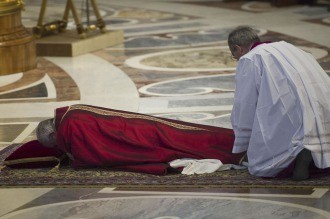 Antes del Vía Crucis, el Papa rezó 