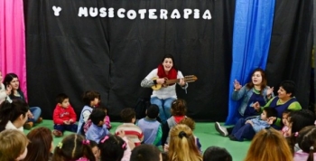 Clases de musicoterapia y educación física en las UDI de San Fernando