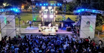 Noche de música electrónica y visuales: cientos de personas disfrutaron en el Paseo de la Costa