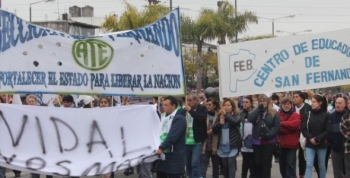 Marcha de los gremios de la educación por las dos muertes en la escuela de Moreno