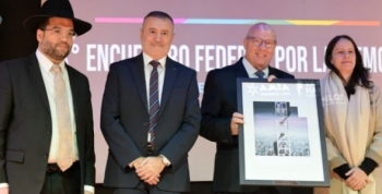 Soledad Martínez firmó un compromiso en la AMIA por la memoria y contra la impunidad