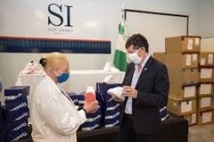 SAN ISIDRO: ADIDAS DONA ZAPATILLAS PARA EL PERSONAL DE SALUD DEL MUNICIPIO