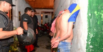 Dos detenidos por robo a supermercado, con secuestro de armas y moto 