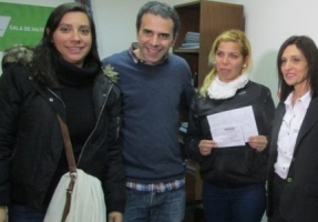 Madre accede a su primer DNI e inscribe a sus hijos en el proceso