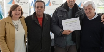 Andreotti entregó mobiliarios y equipamiento a escuelas provinciales